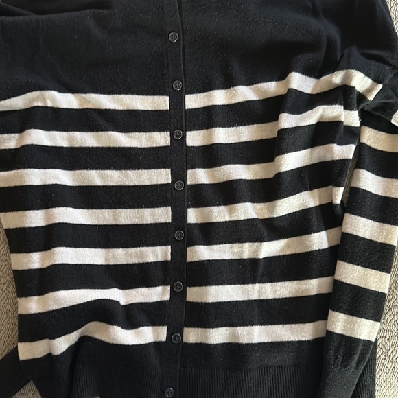 White and black sweater - Picture 2 of 2